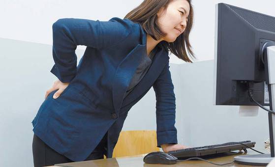 수술 후 뒤늦게 통증이나 감각 이상이 생기면 ‘수술 후 통증 증후군’을 의심해야 한다. 특히 허리 수술을 받은 후 많이 발생한다. [프리랜서 김정한]