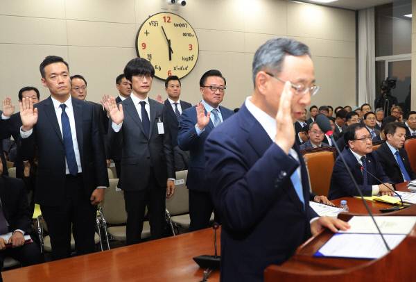 30일 국회에서 열린  과학기술정보방송통신위원회 종합감사에서  황창규 KT 회장 등이 증인선서하고 있다.     황 회장 뒷줄 왼쪽부터 리차드 윤 애플코리아 대표, 이해진 네이버 창업자 겸 글로벌 투자책임자, 고동진 삼성전자 사장. 연합뉴스