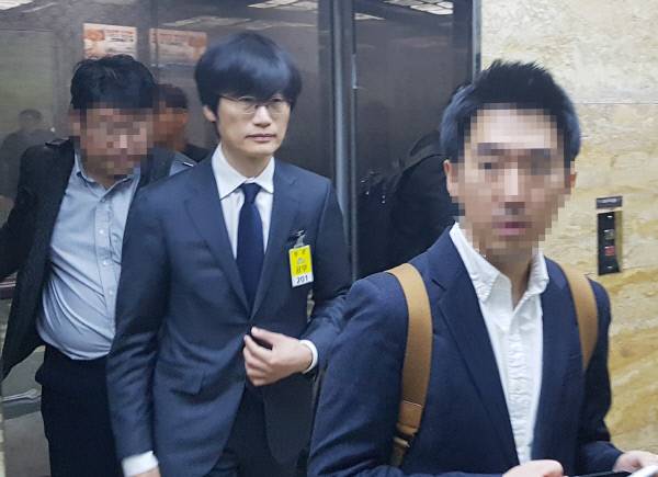 30일 서울 여의도 국회 본관에서 열린 과학기술정보통신부 종합감사에 이해진 네이버 전 의장(가운데)이 출석하고 있다.     대외 활동을 꺼려온 이 전 의장이 국감에 증인으로 직접 출석한 것은 처음이다. 이 전 의장은 포털의 불공정 행위 문제 등에 견해를 밝힐 예정이다. 연합뉴스