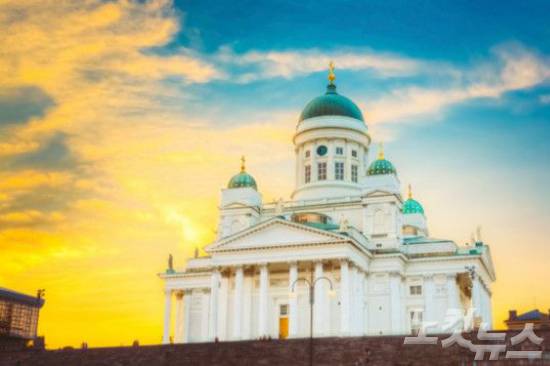 핀란드의 수도 헬싱키의 중심부에 위치한 헬싱키 대성당. 신고전주의 건축 양식으로 만들어진 대표적인 성당이기도 하다. (사진=노랑풍선 제공)