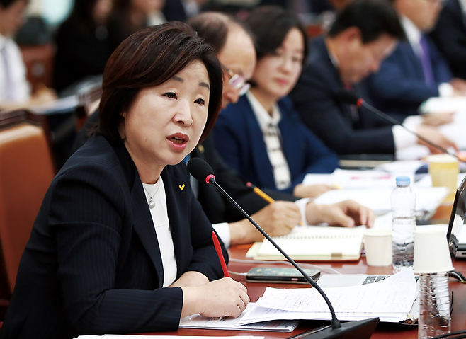 심상정 정의당 의원은 우리은행 공채의 특혜 채용 정황이 담긴 내부 문건을 공개했다. ⓒ 사진=연합뉴스