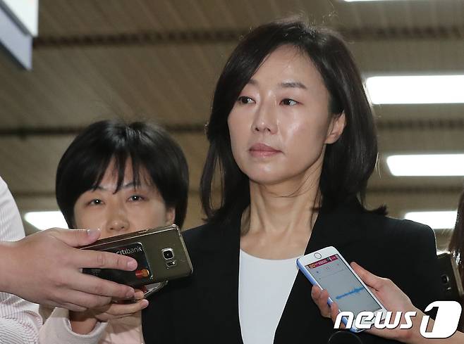 조윤선 전 문화체육관광부 장관이 31일 오전 서울 서초구 서울중앙지방법원에서 열린 '문화계 블랙리스트' 직권남용권리행사 방해 등 항소심 3회 공판에 출석하고 있다. 2017.10.31/뉴스1 © News1 이재명 기자