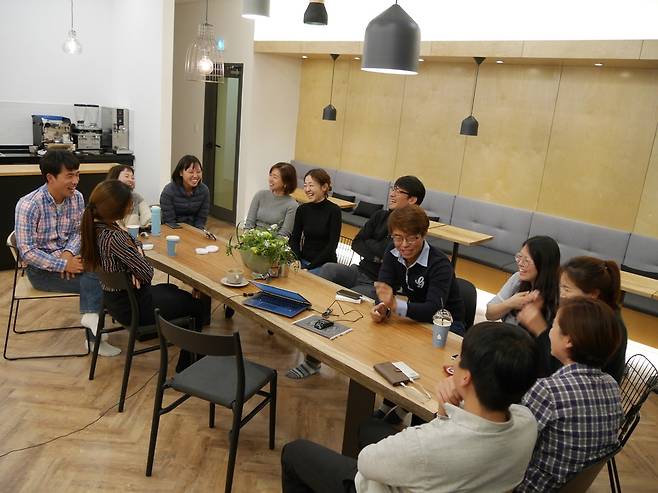 은혜공동체 건물 1층 카페에서 직장 퇴근후 대화하는 공동체 식구들