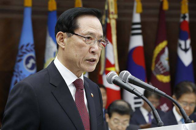 송영무 국방부 장관이 30일 서울 용산구 국방부에서 열린 군사법원 대상 국회 법제사법위원회 국정감사에서 현황 보고를 하고 있다. 연합뉴스