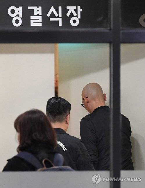 (서울=연합뉴스) 30일 교통사고로 사망한 배우 김주혁의 소속사 나무엑터스 김정도 대표(오른쪽)가 서울 건국대병원 장례식장을 찾고 있다. 2017.10.30 [사진공동취재단=연합뉴스]      scape@yna.co.kr