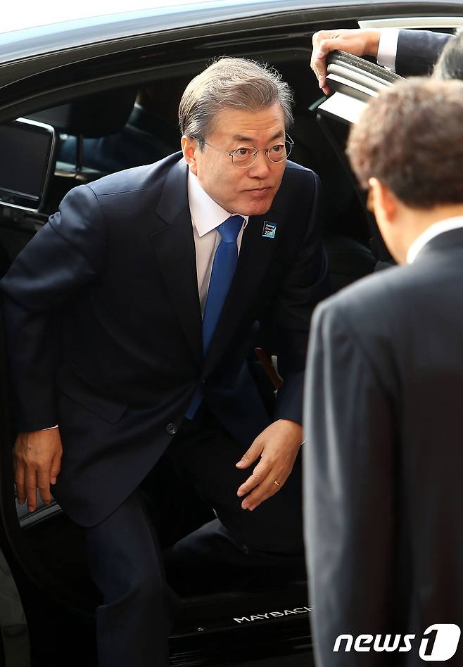 시정연설 위해 국회 도착한 문재인 대통령 | 인스티즈