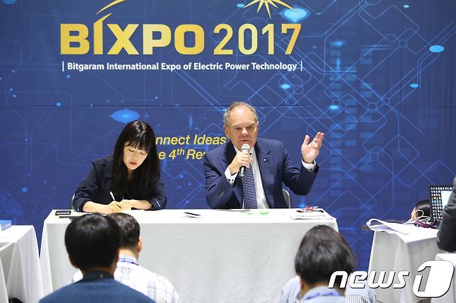 돈 탭스콧이 1일 오후 광주 김대중컨벤션센터에서 열린 빅스포(BIXPO·빛가람 국제 전력기술 엑스포) 행사의 특별 강연에 앞서 기자들과 만나 얘기를 나누고 있다. (한전 제공) © News1