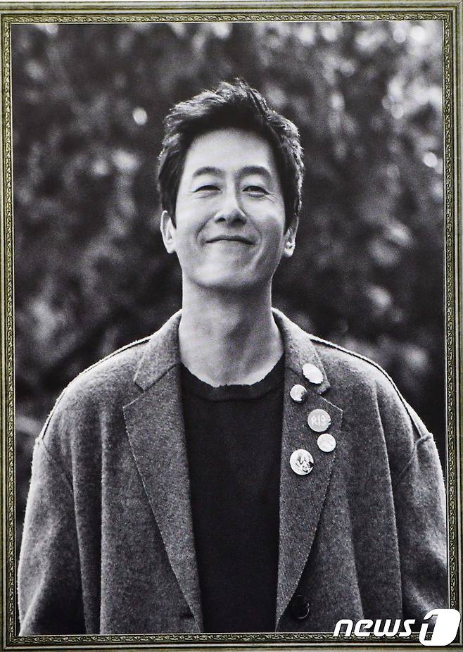 교통사고로 사망한 故 김주혁의 빈소가 31일 오후 서울 아산 병원 장례식장에 마련됐다. 빈소 안내 전광판으로 보이는 따뜻한 미소의 고인 사진이 눈길을 끈다. 김주혁은 30일 오후 4시30분 경 삼성동의 한 도로에서 다른 차량과 충돌 후 계단 밑으로 추락했다. 이후 심폐소생술을 하며 병원으로 이송됐으나 끝내 숨을 거뒀다. 김주혁은 지난 1993년 연극배우로 데뷔했다. 이후 김주혁은 영화 '도시비화'에 출연하며 영화배우로 데뷔했고 지난 1998년 SBS 8기 공채 탤런트에 합격했다. 이후 영화 '싱글즈' '아내가 결혼했다' '방자전' '비밀은 없다' '당신자신과 당신의 것' 등에 출연했다. 특히 지난 2013년 12월부터 KBS2 '해피선데이-1박2일'에 출연하며 '구탱이 형'으로 많은 사랑을 받았으며 최근 tvN 드라마 '아르곤'에서 정의감 넘치는 기자 김백진 역할로 많은 사랑을 받았다. 이로써 고인의 유작은 '아르곤'이 됐다. 한편 발인은 오는 11월2일 오전에 진행하며 장지는 충남 서산시 대산읍 대로리에 위치한 가족 납골묘이다. 2017.10.31./뉴스1 사진=사진공동취재단 © News1 권현진 기자