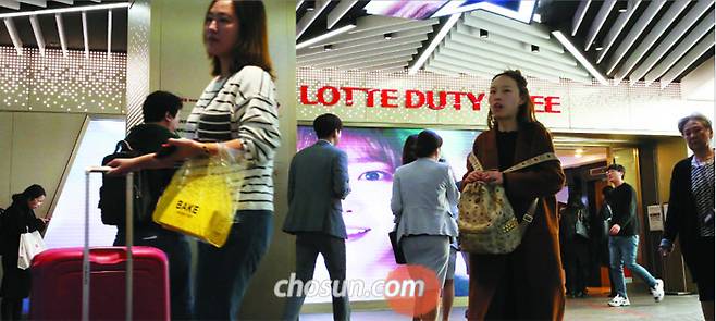면세점 매출 회복될까 - 한·중 양국이 사드(THAAD·고고도 미사일 방어 체계) 갈등 봉합을 위한 합의문을 발표한 31일 서울 중구 소공동 롯데면세점 앞으로 관광객들이 지나가고 있다. 유통업계는 중국인 단체 관광객이 다시 몰려올 것이라는 기대감에 대(對)중국 마케팅을 구상하는 등 준비 작업에 들어갔다. /김연정 객원기자