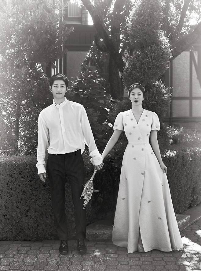사진: (위) 송중기♥송혜교 결혼, 웨딩화보 (아래) 송중기 송혜교 부부 청첩장 / 블러썸&UAA 제공