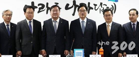 1일 서울 여의도 국회 의원회관에서 열린 '혁신창업 활성화 방안 당정협의'에서 우원식 더불어민주당 원내대표, 김동연 경제부총리 겸 기획재정부 장관 등 참석자들이 손을 맞잡은 채 기념촬영을 하고 있다. 왼쪽 두번째부터 박광온 제3정조위원장, 김태년 정책위의장, 우 원내대표, 김 부총리, 박홍근 원내수석부대표. 당정은 이 자리에서 스타트업 기업 활성화와 창업 생태계 구축, 4차산업혁명 선도 분야 집중 육성 방안 등을 논의한다. 2017.11.1/뉴스1  <저작권자 © 뉴스1코리아, 무단전재 및 재배포 금지>