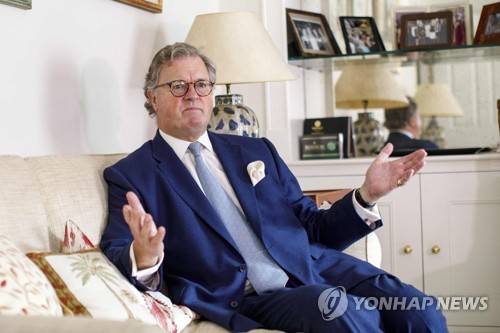 지난 10월 28일(현지시간) 자신의 아파트에서 인터뷰 하고 있는 로더릭 밸푸어(5대 벨푸어 백작) [AFP=연합뉴스 자료사진]
