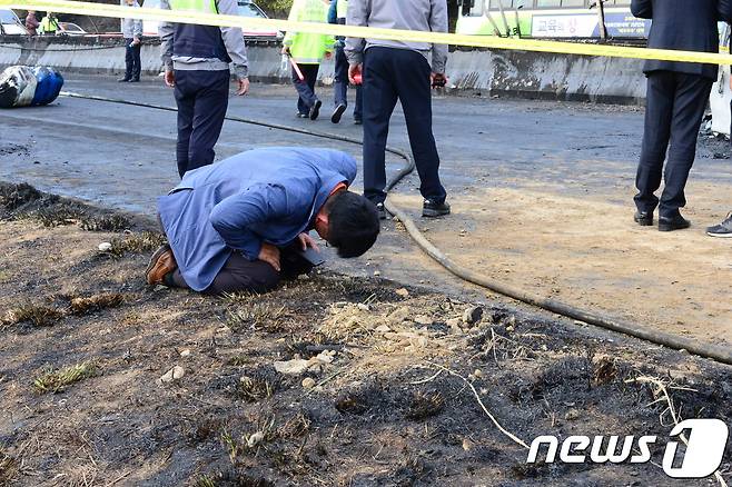 창원터널 인근 폭발사고 희생자 유가족으로 보이는 사람이 가슴이 찢어지는 듯 오열하고 있어 보는 이들을 더욱 안타깝게 했다. 2017.11.2/뉴스1 © News1 강대한 기자