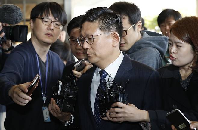 2013년 검찰의 '국가정보원 댓글 수사'를 방해하는데 관여한 의혹을 받고 있는 장호중 부산지검장이 지난달 29일 오후 서울 서초동 서울중앙지검에 조사를 받기 위해 들어서고 있다. 박종식 기자 anaki@hani.co.kr