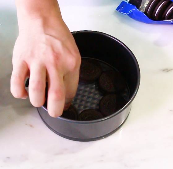 밑면과 옆면이 분리되는 케이크 틀을 사용하면 나중에 케이크 모양을 만들기 편하다.