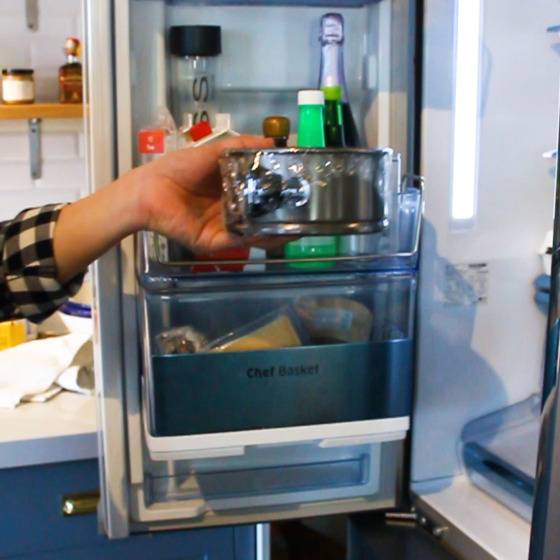 냉장고에 2~4시간 정도 넣어 굳힌다. 크림이 굳으면서 케이크 모양을 갖추게 된다.