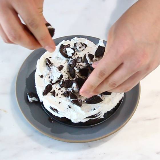 만들어진 케이크 위에 오레오 부순 오레오 쿠키를 올려 장식한다. 파우더 슈거를 뿌려 완성한다.