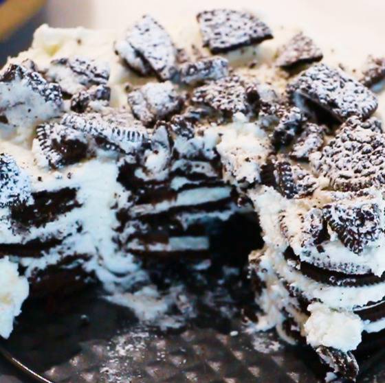 오레오 쿠키가 수분을 머금어 마치 케이크 시트(빵)처럼 변했다. 쿠키에 우유를 적셔 만들면 한층 촉촉한 케이크가 완성된다.