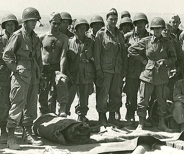 제2차 세계대전 당시 M1942 점프 수트를 입고 있는 공정부대원들./출처=미 육군 군사연구소