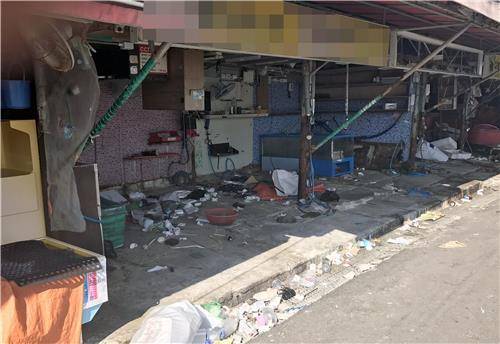 (인천=연합뉴스) 윤태현 기자 = 2일 인천시 남동구 소래포구 어시장 내 빈 좌판상점 자리에 쓰레기가 나뒹굴고 있다. 이들 상점은 어시장 현대화사업이 추진된다는 소식에 인근 공원으로 자리를 옮겼다. 2017.10.31  tomatoyoon@yna.co.kr