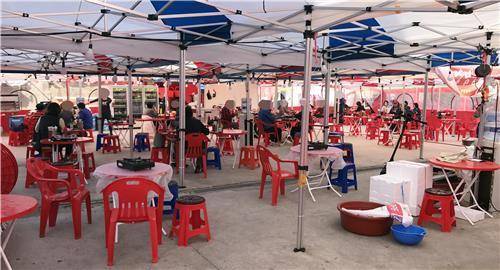 (인천=연합뉴스) 윤태현 기자 = 2일 인천시 남동구 소래포구 어시장 화재사고 지역에 취식자리가 설치돼 있다. 2017.10.31  tomatoyoon@yna.co.kr