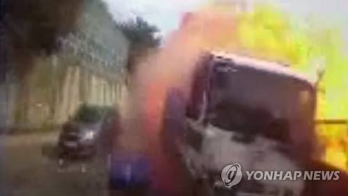 (창원=연합뉴스) 김동민 기자 = 2일 오후 1시 20분께 경남 창원-김해간 장유방향 창원터널 앞에서 엔진오일을 드럼통에 싣고 이송하던 5t 화물차가 폭발해 3명이 숨지는 사고가 발생했다. 이날 5t 화물차가 중앙분리대와 충돌하고 있는 모습.  [독자 제공=연합뉴스]       image@yna.co.kr