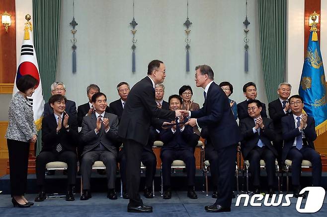 백운규 산업통상자원부 장관(왼쪽). 사진은 문재인 대통령이 지난 7월 백 장관에게 임명장을 수여하는 모습. (청와대) © News1