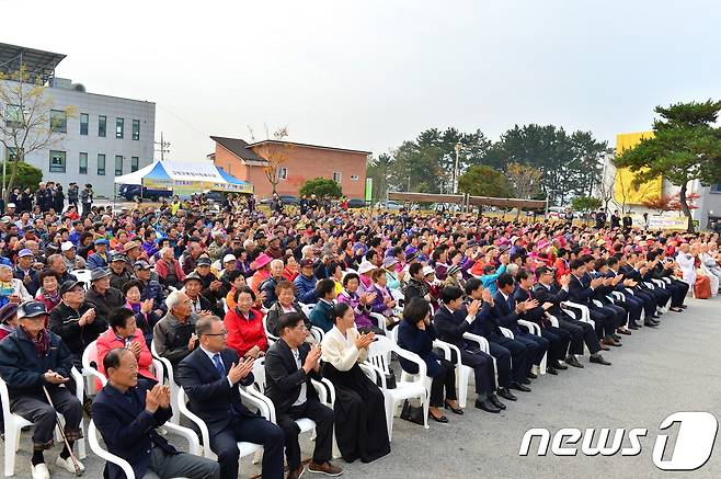 (고창=뉴스1) 박제철 기자 = 전북 고창군사회복지시설(시설장 대원스님)이 3일 개관 10주년을 맞아 노인 회원 1000여명이 참여한 가운데 기념식과 함께 다양한 행사를 개최했다. © News1