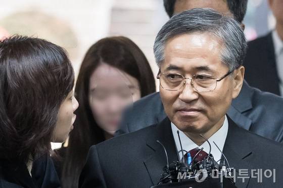 우병우 전 청와대 민정수석의 지시를 받아 공무원·민간인을?불법 사찰하고 보고한 혐의를 받는 추명호 전 국가정보원 국익정보국장이 3일 서울 서초구 중앙지방법원에서 열린 영장실질심사(구속 전 피의자 심문)에 출석하며 질문하는 취재진을 바라보고 있다. 서울중앙지검 국정원 수사팀은?전날 국정원법상 직권남용 및 정치관여 금지위반 혐의로 추 전 국장에 대해 구속영장을 재청구했다. 첫번째 구속영장이 기각된지 12일 만이다. 2017.11.3/뉴스1 <저작권자 © 뉴스1코리아, 무단전재 및 재배포 금지>