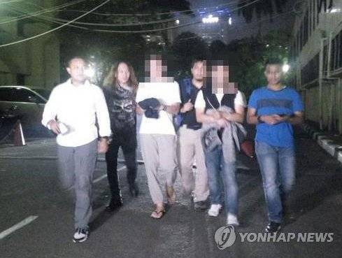 (자카르타=연합뉴스) 황철환 특파원 = 지난 1일 밤 인도네시아 자카르타 지방경찰청에서 10살 어린이를 납치한 혐의로 체포된 한국인 남성들이 경찰관들에게 끌려 이동하고 있다.  [일간 콤파스 홈페이지 캡처=연합뉴스]     hwangch@yna.co.kr