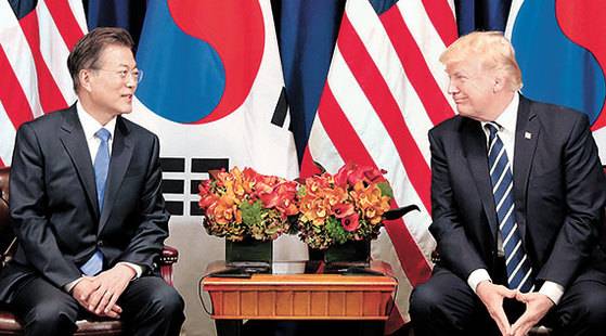 유엔총회 참석차 미국을 방문한 문재인 대통령이 지난 9월 21일 뉴욕 롯데팰리스호텔에서 도널드 트럼프 미국 대통령과 정상회담을 하고 있다. 트럼프 대통령은 오는 7~8일 방한해 문 대통령과 회담한다. 미국 대통령으로선 25년 만의 국빈 방문이다. 두 정상 간 양자회담은 이번이 세 번째다. [청와대사진기자단=연합뉴스]