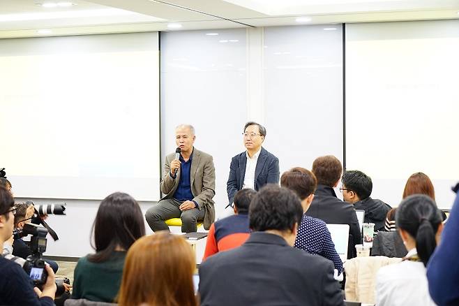 질의응답 중인 이용우 카카오뱅크 대표이사(좌), 윤호영 대표이사(우).