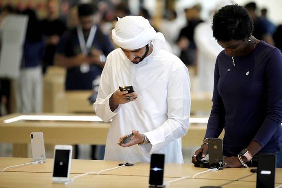 3일 두바이의 애플 매장을 찾은 고객이 이날 출시된 아이폰X를 살펴보고 있다. [epa=연합뉴스]