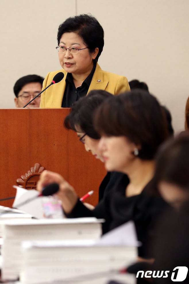 정현백 여성가족부 장관이 6일 오전 서울 여의도 국회 여성가족위원회의 여성가족부 등에 대한 국정감사에서 업무보고를 하고 있다. 2017.11.6/뉴스1 © News1 박정호 기자
