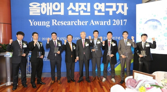 6일 오전 한국연구재단 대전청사에서 열린 2017 올해의 신진연구자 시상식에서 수상자와 엘스비어 지영석 회장, 한국연구재단 조무제 이사장이 기념촬영했다. 왼쪽부터 박은일 교수, 류두진 교수(이상 인문사회 분야), 전남중 박사, 지영석 회장, 조무제 이사장, 유우종 교수, 유명현 교수, 서필준 교수, 변영 박사./연구재단 제공