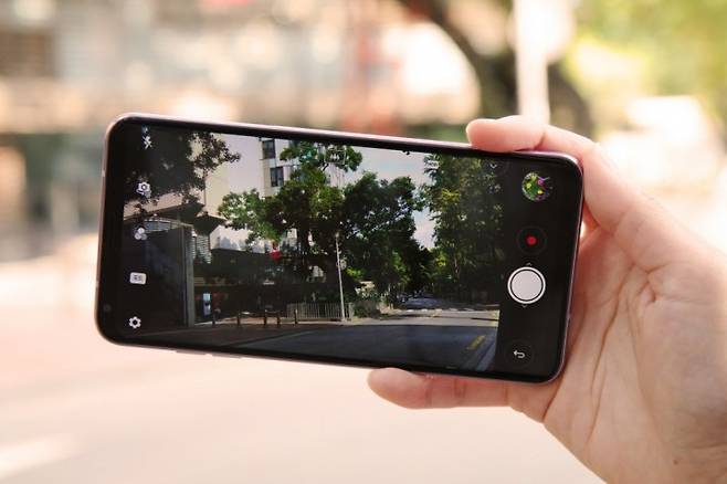 LG V30