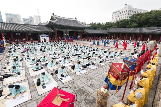 지난 9월 서울 경희궁 숭정전 앞에서 열린 '조선시대 과거제 재현행사'에서 응시생들이 과거시험을 치르고 있다. [뉴스1]