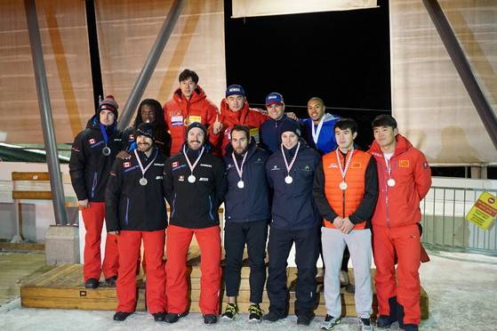 5일 캐나다 휘슬러에서 열린 북아메리카컵 봅슬레이 1차 대회에서 우승한 석영진-지훈 조(윗줄 왼쪽 셋째, 넷째). [사진 대한봅슬레이스켈레톤경기연맹]