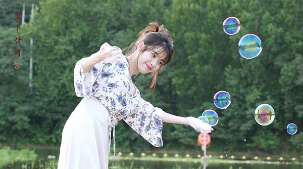 아이유의 리메이크 앨범 <꽃갈피 둘> 앨범 사진. / 로엔엔터테인먼트