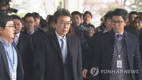 최순실씨의 전 남편 정윤회씨(가운데) [연합뉴스TV 제공]