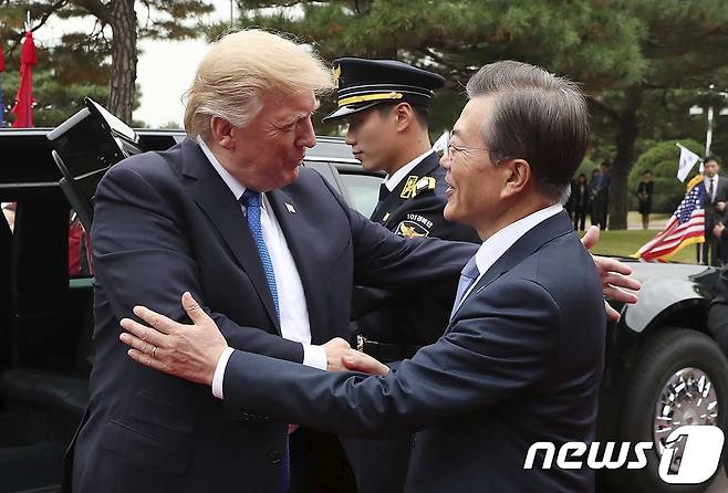 문재인 대통령이 7일 청와대에 도착한 도널드 트럼프 미국 대통령과 인사를 나누고 있다. (청와대) 2017.11.7/뉴스1 © News1 이광호 기자
