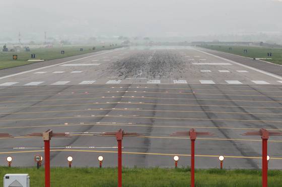 주한미군 오산 공군기지 활주로. [중앙포토]