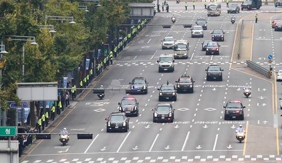 경찰과 청와대 경호팀의 삼엄한 경비 속에 트럼프 대통령을 태운 캐딜락 원 행렬이 세종로로 진입하고 있다. [연합뉴스]