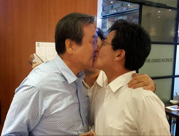 바른정당이 당 수습작업에 들어간 지난 9월 10일 저녁 김무성(왼쪽) 의원과 유승민 의원이 서울 여의도의 한 음식점에서 열린 의원단 만찬에서 서로 술을 주고받다 분위기가 고조되자 입 맞춤까지 하고 있다. 서울신문 포토라이브러리