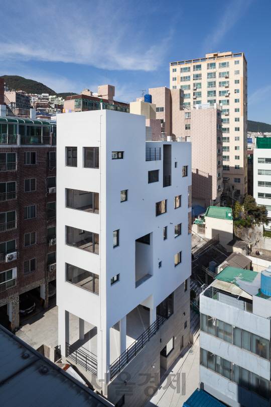 초량도시민박은 대지의 경사를 이용해 건물을 지은 점이 인상적이다.