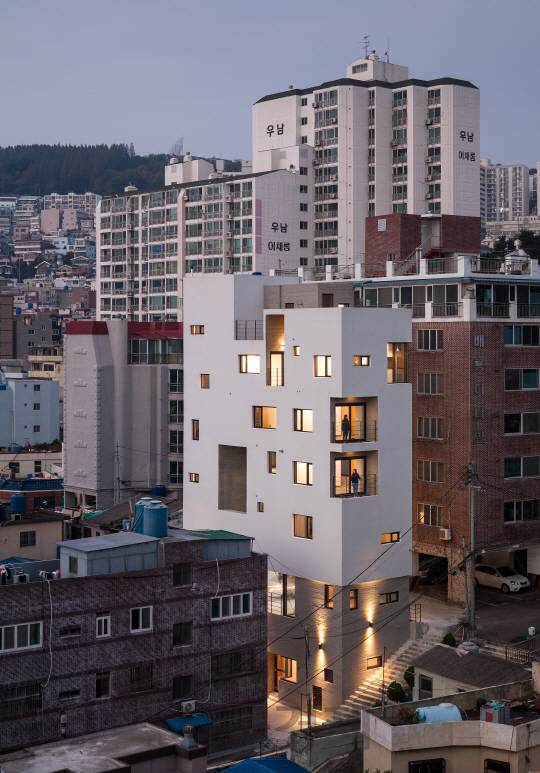 초량도시민박은 초량의 산복도로에 들어선 다양한 건축물과 조화를 이루면서 독특한 시각 체험을 선사한다.