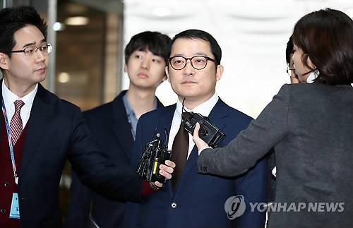 (서울=연합뉴스) 김인철 기자 = 박근혜정부 시절에 국정원 '댓글 사건' 수사와 재판을 방해했다는 의혹이 제기된 이제영 대전고검 검사가 지난 6일 오전 서초구 서울중앙지방법원에서 열리는 영장실질심사에 출석하기 위해 법정으로 향하고 있다.     yatoya@yna.co.kr