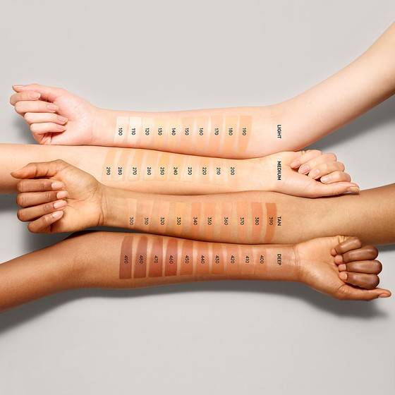 다양한 피부색에 적합한 파운데이션을 공급하기 위해 40가지 컬러의 상품을 낸 '펜티 뷰티 바이 리한나'의 제품 시연 사진. [사진 펜티 뷰티 바이 리한나 홈페이지]