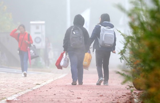 충남 계룡시의 한 초등학교 학생들이 두터운 옷차림으로 등교하고 있다. 김성태 기자