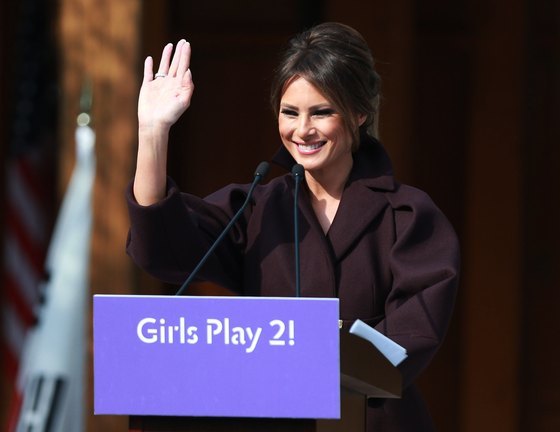 미국 대통령 도널드 트럼프의 부인 멜라니아 트럼프 여사가 7일 오후 서울 중구 주한미국대사관저에서 열린 '걸스 플레이2(Girls Play2)' 행사에 참석해 축사를 하고 있다. 사진공동취재단
